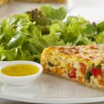 Quiche de legumes, arroz e salada
